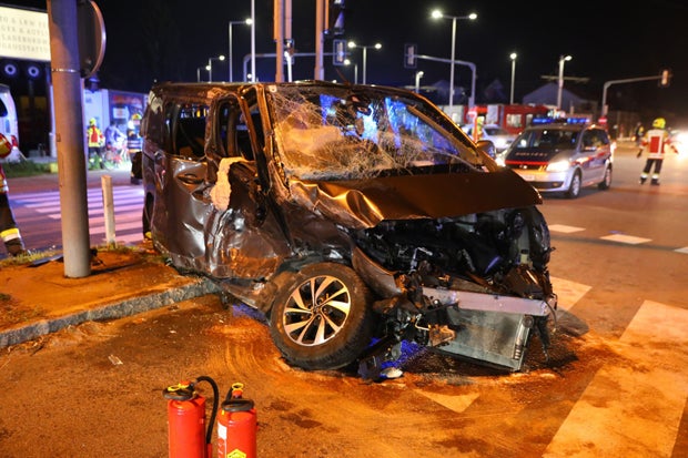 Unfall mit Reisebus: Mehrere Verletzte