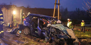 Lenkerin crasht in Gegenverkehr - Frau tot