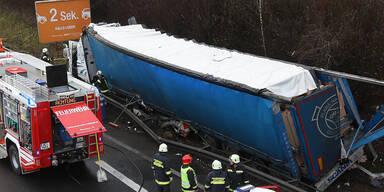 Lkw mit Amazon-Weihnachts-Paketen gecrasht