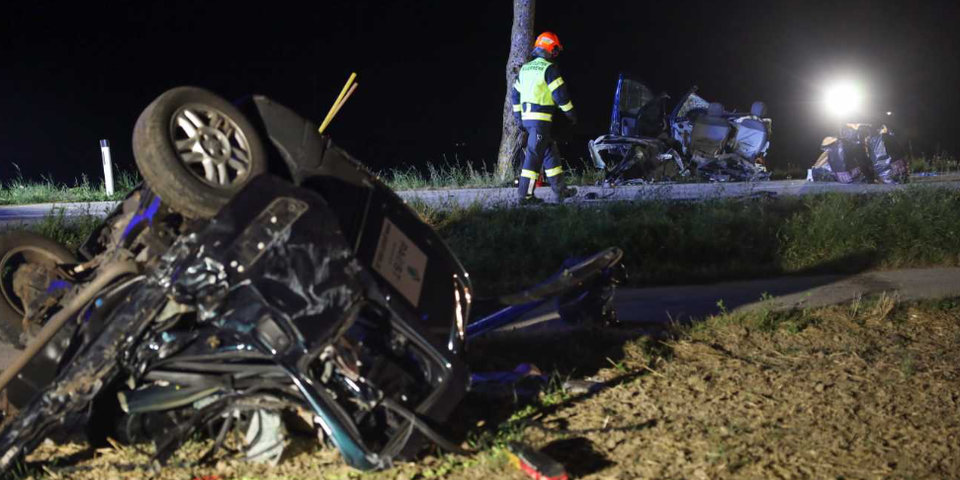 Lenker crasht gegen Baum – 16-jähriger Beifahrer tot