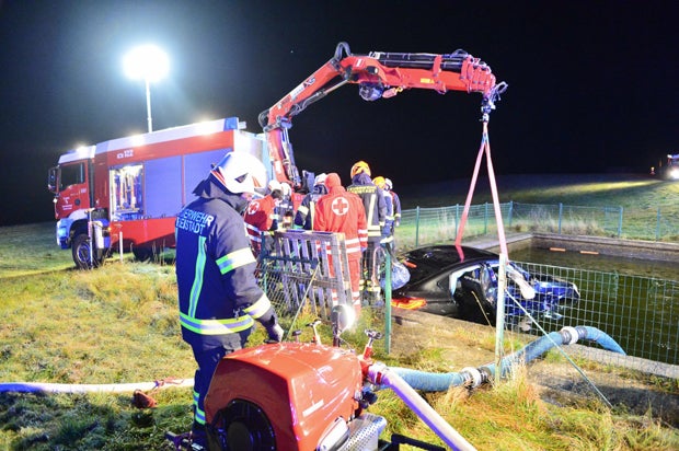 Lenker crasht in Löschteich und ertrinkt