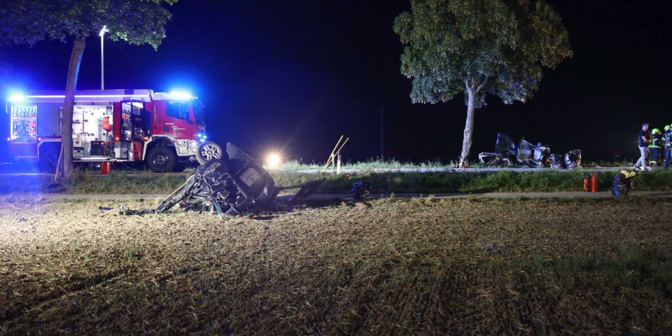 Lenker crasht gegen Baum – 16-jähriger Beifahrer tot