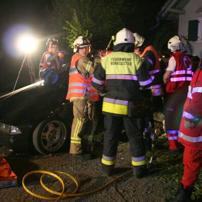 Autorennen endet an Hausmauer