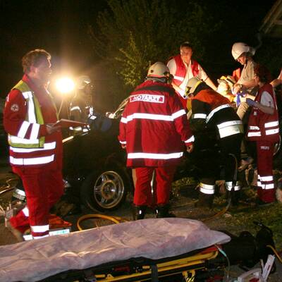 Autorennen endet an Hausmauer