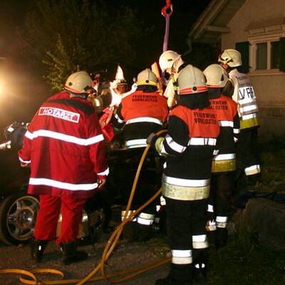 Autorennen endet an Hausmauer