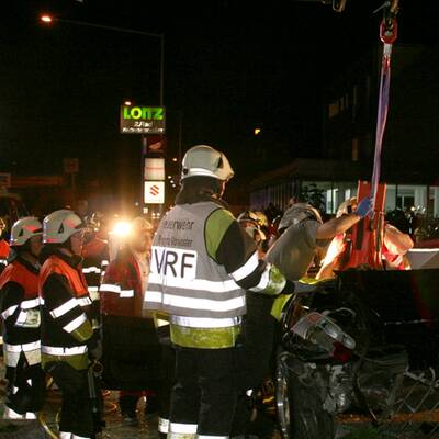 Autorennen endet an Hausmauer