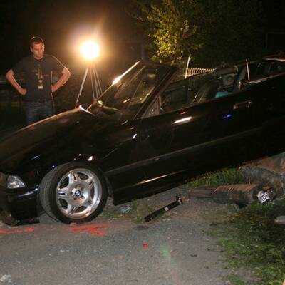 Autorennen endet an Hausmauer