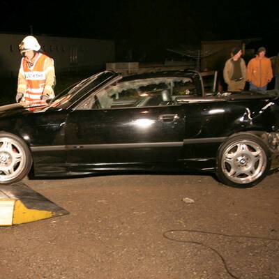 Autorennen endet an Hausmauer