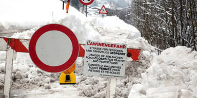 Lawine geht auf Parkplatz ab