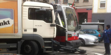 Lkw rammte Straßenbahn in Wien