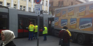 Lkw rammte Straßenbahn in Wien