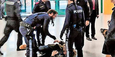 Polizei f&uuml;hrt Lehrer aus Schule ab