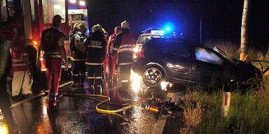 Mann (33) rast mit Auto gegen Baum - tot