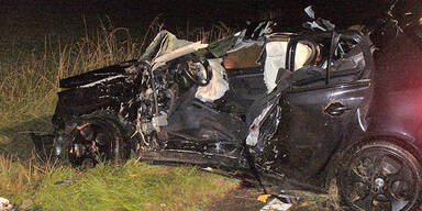 Mann (33) rast mit Auto gegen Baum - tot