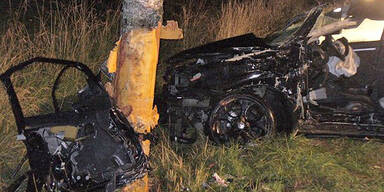Mann (33) rast mit Auto gegen Baum - tot