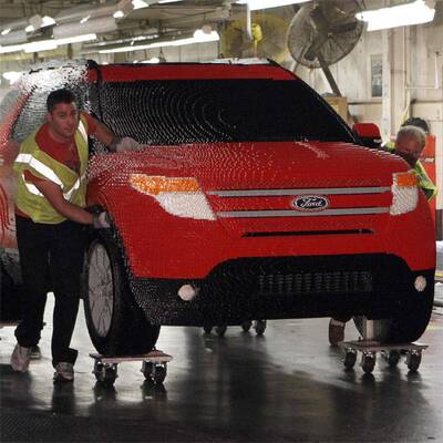 Auto aus 380.000 Legosteinen gebaut