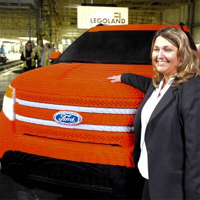 Auto aus 380.000 Legosteinen gebaut
