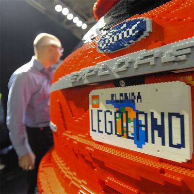 Auto aus 380.000 Legosteinen gebaut