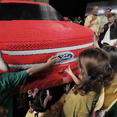 Auto aus 380.000 Legosteinen gebaut