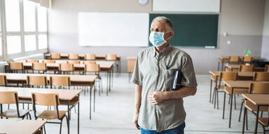 Lehrer mit Maske