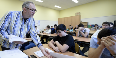 Lehrer sammeln Unter- Schriften gegen Reform