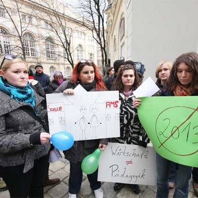 Lehrer-Demo vor dem Unterrichtsministerium