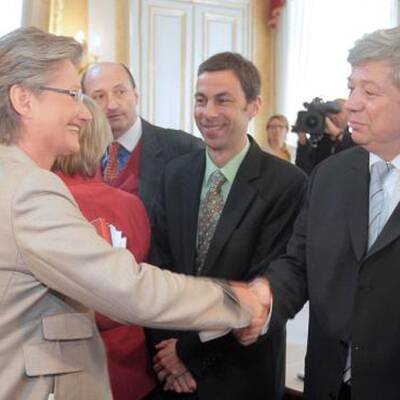 Schmied und Lehrer verhandeln