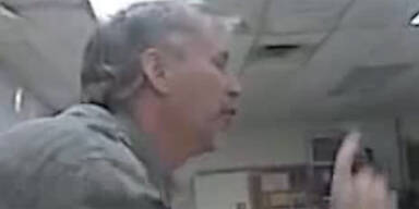 Lehrer rastet in Klasse v&ouml;llig aus