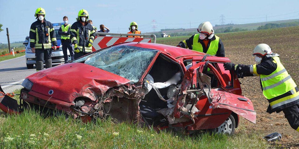 Auto crasht in Sattelschlepper: Pkw-Lenker tot