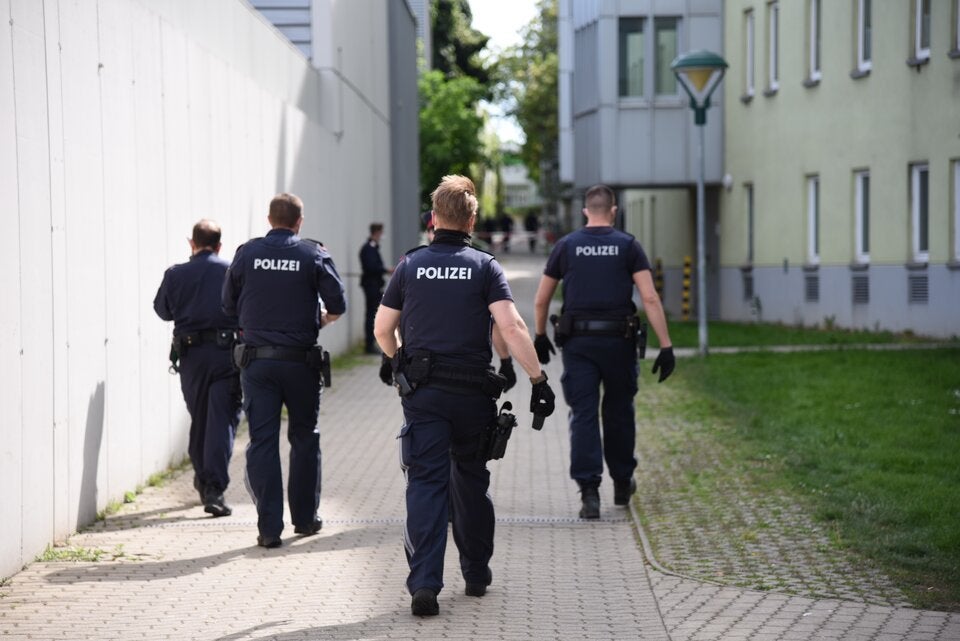 Polizei umstellt Wohnhaus