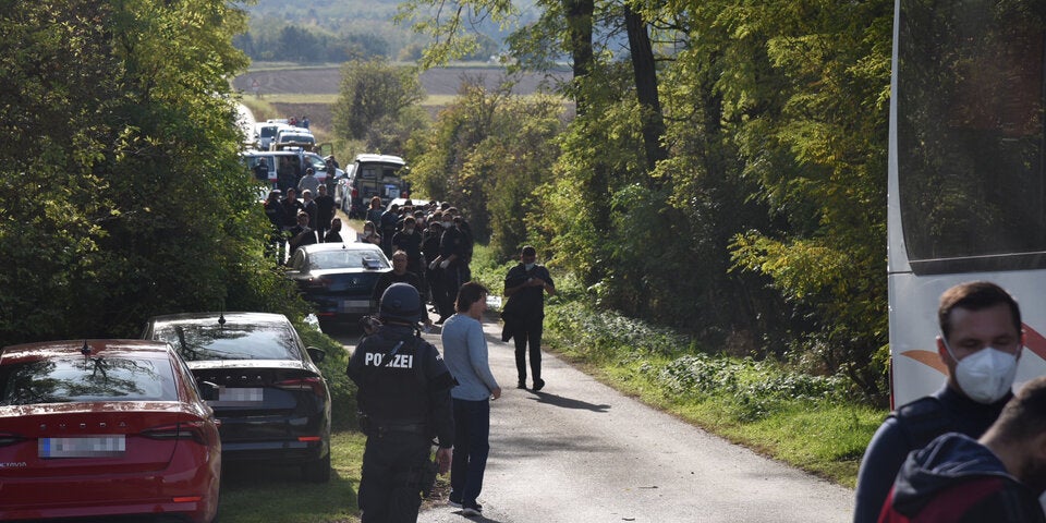 Zwei tote Flüchtlinge in Kleinbus entdeckt: Fahndung nach Schlepper