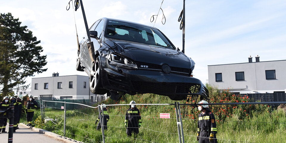 Pkw-Lenker (24) crasht in Fußgängerin mit Kinderwagen