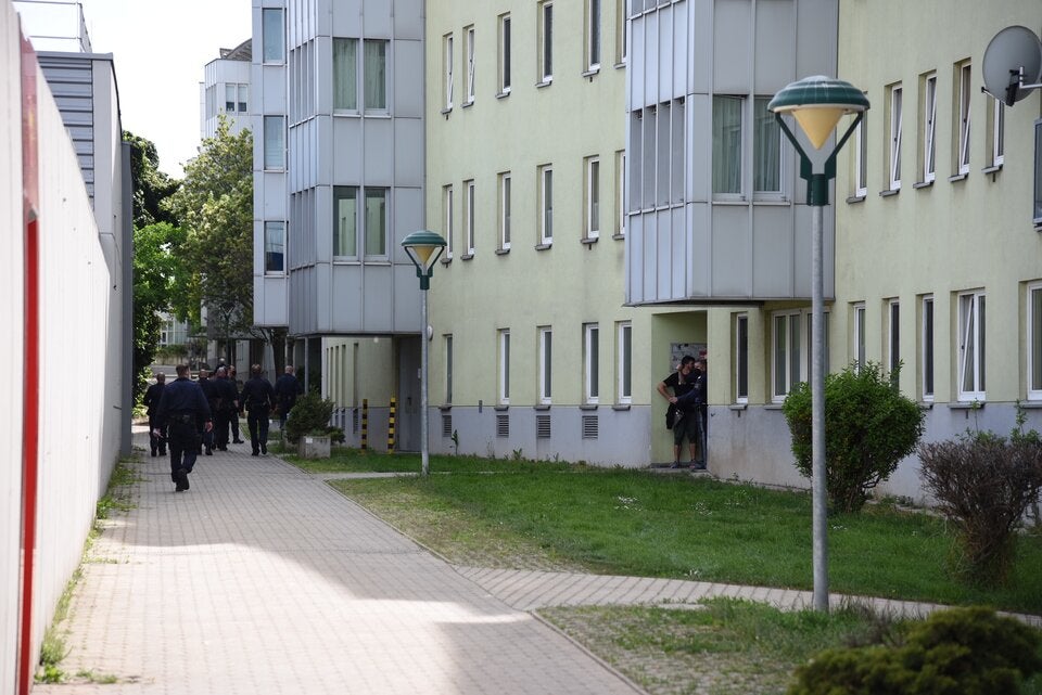 Polizei umstellt Wohnhaus