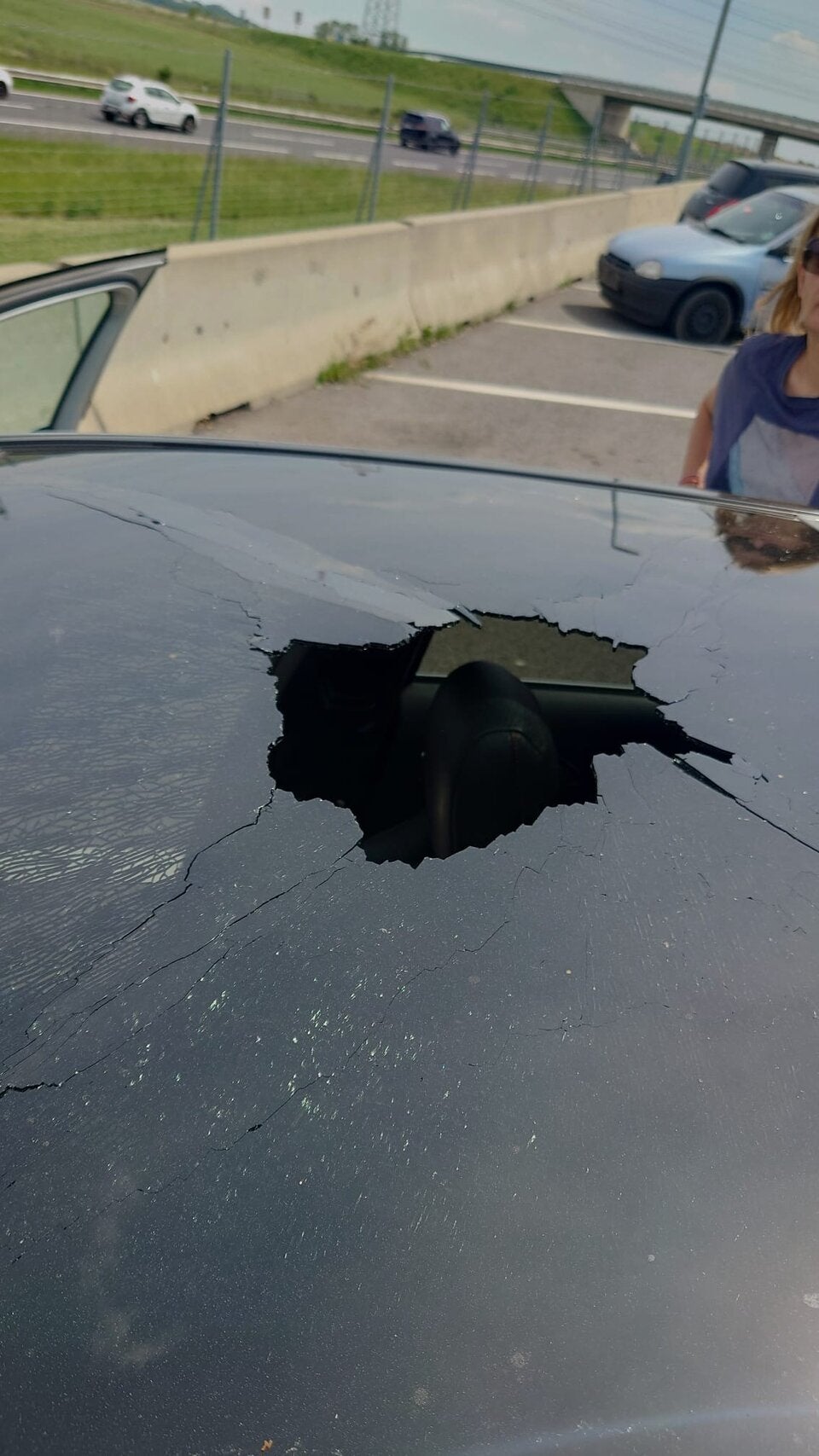 Stein von autobahnbrücke