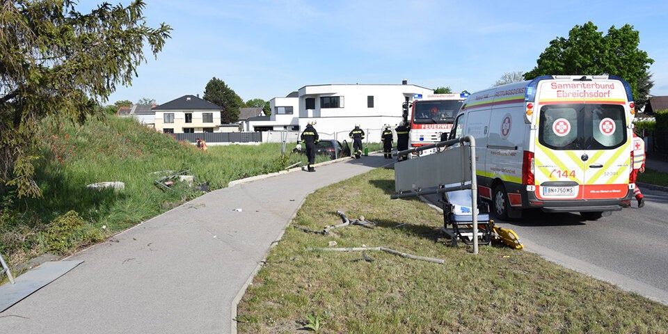 Pkw-Lenker (24) crasht in Fußgängerin mit Kinderwagen