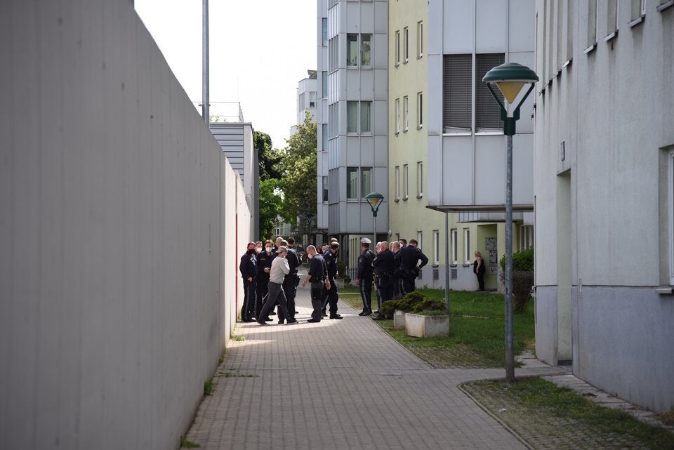 Polizei umstellt Wohnhaus