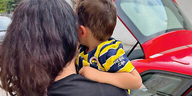 Kleiner Fenerbah&ccedil;e-Fan war in Auto eingesperrt