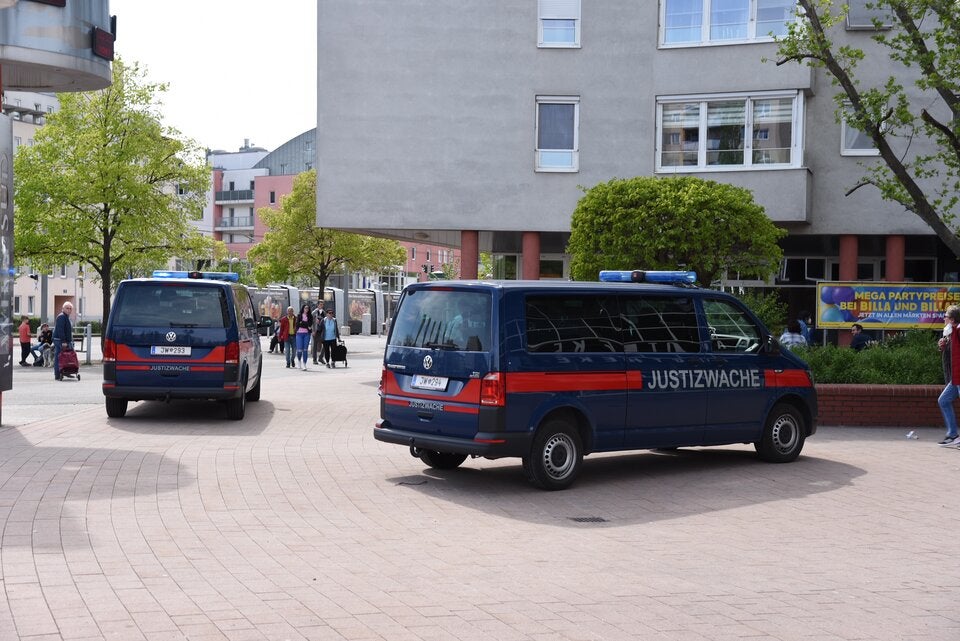 Polizei umstellt Wohnhaus