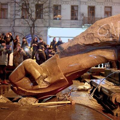 Nationalisten stürzen Lenin-Denkmal