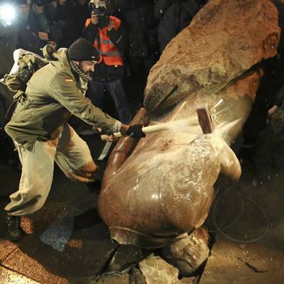 Nationalisten stürzen Lenin-Denkmal