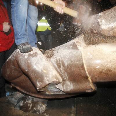 Nationalisten stürzen Lenin-Denkmal