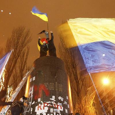 Nationalisten stürzen Lenin-Denkmal
