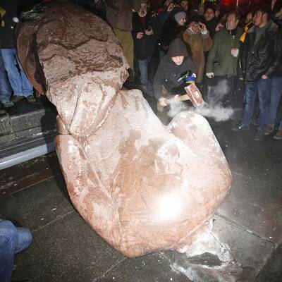 Nationalisten stürzen Lenin-Denkmal