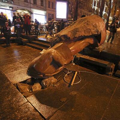 Nationalisten stürzen Lenin-Denkmal