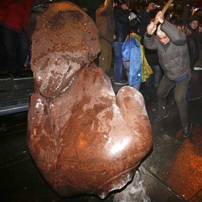 Nationalisten stürzen Lenin-Denkmal
