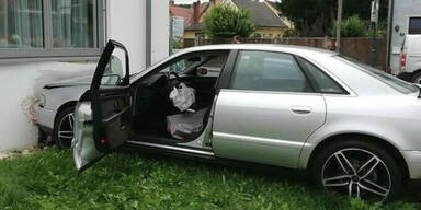 Lenker krachte mit Pkw in Polizeiinspektion im Bezirk St. P&ouml;lten