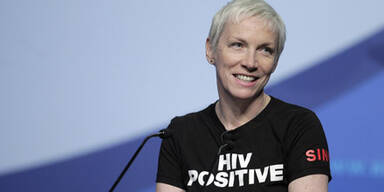 Mega-Demo mit Promis in Wien