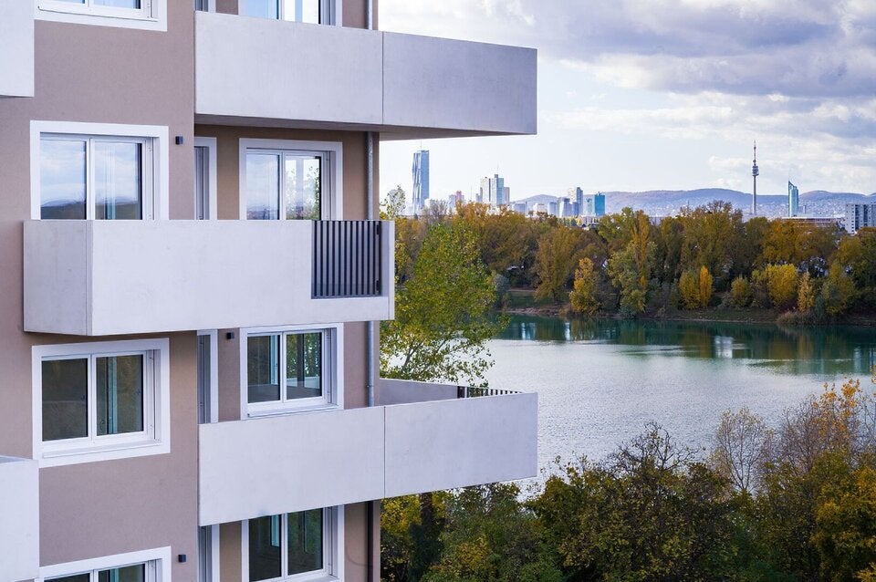 Leo am Teich: Idylle trifft urbanes Leben in Wien 22; Traumausblick und höhengestaffelte Gebäude. 