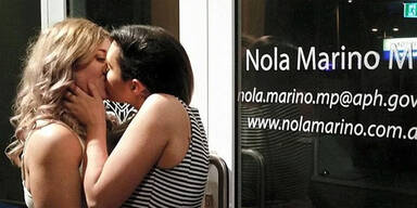 Lesben-Kuss vor Anti-Schwulen-Partei