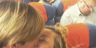 Lesben-Kuss vor Putins Schwulen-Hetzer